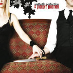 "A Violent Emotion" -nimisen albumin kansikuva. Kuvassa näkyy sohvalla istuva nainen ja mies, joista molemmista näkyy vain puolet. Keskellä kuvaa nainen pitää miehen käsivarresta kiinni. Miehellä käsivarressa suuri leipäveitsi. Molemmilla tummaa