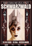 Lola Angstin Schwarzwald-baletin flaijeri. Julisteessa näkyy kalpean ihmishahmon kasvoprofiili edestä. Hahmolla mustat huulet, mustaksi maalatut pandamaalit silmien ympärillä ja päässä outo kruunu tai tiara. Valokuvaa kehystää vanhanaikainen kori