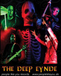 The Deep Eynde -bändin promovalokuva vuodelta 2008. Kuvassa näkyy viisi muusikkoa, joista keskimmäinen on suurimpana. Kuvassa muusikot mustaa taustaa vasten. Keskimmäisellä hirviönaamari kasvoilla ja luurankopaita yllään. Kuvan alaosassa lukee bä