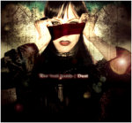 This Void Insiden "Dust"-albumin kansikuva. Kvuassa näkyy valokvua naisesta, jolla mustaa yllä ja kasvoilla kulkee tummanpunainen nauha keskellä naisen naamaa. Naisella puolipitkät mustat hiukset ja tummiksi maalatut silmät sekä huulet. Kuvan tausta