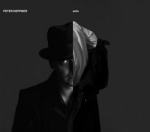 "Solo"-albumin kansikuva soolouralle siirtyneeltä Peter Heppneriltä, joka on ex-vokalisti sellaisessa bändissä kuin Wolfsheim. Kuvassa tummanharmaata taustaa vasten valokuva mustiin pukeutuneesta miehestä, jonka iho tummanharmaa ja jonka toinen puoli