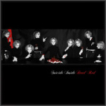 Suicide Inside -nimisen tyttöbändin uuden "Dead Red" -nimisen albumin kansikuva. Kuvassa mustaa taustaa vasten valokuvakollaasi kahdesta pitkähiuksisesta naisesta, joita kloonattu kuvaan kymmenkunta kappaletta. Kuva on kokonaan pääsääntöisesti har