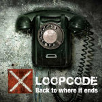Loopcoden "Back to where it ends" -EP:n kansikuva. Kuvassa näkyy harmaata taustaa vasten vanhanaikainen pyöritettävällä kiekolla varustettu mustanvärinen puhelin, jonka alla näkyy valkoisella värillä yhtyeen ja äänitteen nimi. Valkoisen tekstin