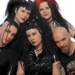 Hollantilaisen Asrai-yhtyeen jäsenet poseeraavat. Kuvassa näkyy kolme naista ja kaksi miestä. Oikeassa alakulmassan näkyvällä miehellä on kalju.