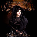 Second Skinin "Illa Exuro in Silentium" -albumin kansikuvassa näkyy mustiin pukeutunut samettigootti tummaa metsää vasten. Naisella mustat hiukset ja tummanvioletit tai mustat vaatteet yllään. Naisella kalpeat kasvot ja punaisiksi värjätyt huulet.