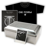 Die Formin "Best of XXX" -kokoelman ultraharvinaisen version sisälmykset valkoista taustaa vasten. Kuvassa etualalla suuri metallikirstu, jonka takana musta t-paita, DVD-kotelo ja kirstun edessä harmaasävyinen diakuva.