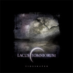 Lacus Somniorumin "Tideshaper"-albumin kansikuvassa mustaa taustaa vasten valokuva jonkinlaisesta hämärästä järvimaisemasta, jonka alle bändin logo on sijoitettu. Logossa Kuun sirppiä muistuttava violetinvärinen symboli.